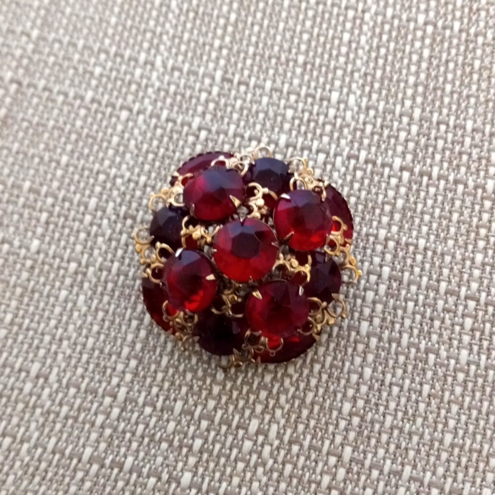 ❤💎Vintage Red Faceted Stone Brooch. Gold Tone Setting 2" Diameter Round